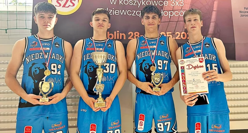 Mistrzowie Polski liceów w koszykówce 3x3. Od lewej: Mateusz Barszczak, Dominik Jabłoński, Filip Olejarz i Eliasz Nesterenko. Fot. zbiory własne