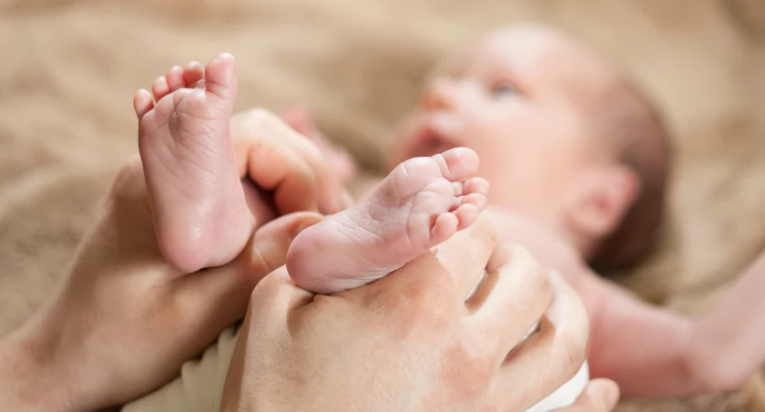 Czasami niektóre wady są widoczne jeszcze, zanim dziecko zacznie obciążać kończyny dolne. Poobserwujmy, czy brzegi stopy są symetryczne, czy obie wyglądają i układają się prawidłowo. Jeżeli jest coś, co budzi nasze wątpliwości, warto skonsultować to ze specjalistą.