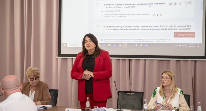 Przytoczony na sesji „Raport o stanie Miasta Radymna” za ubiegły rok, przedstawiony we fragmentach przez sekretarz Zofię Kawałek, nie budził wątpliwości radnych./ FOT. UM Radymna
