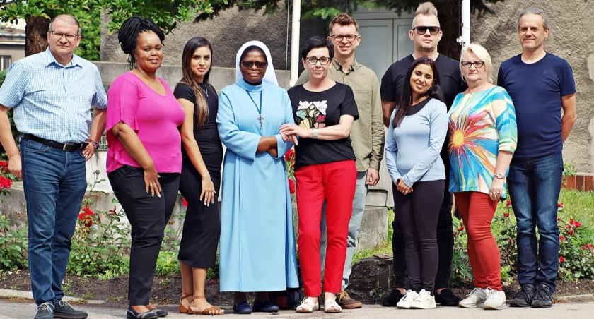 4-osobowa grupa przedstawicielek St. Martin de Porres School w Port Shepstone (RPA) z gospodarzami wizyty na wspólnym zdjęciu. Fot. Mariusz Godos