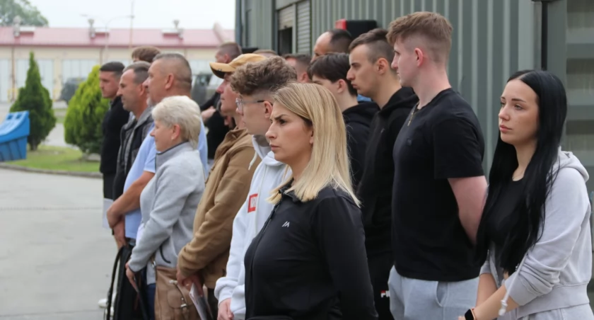 W ostatni dzień maja br. w koszarach w Przemyślu stawiło się prawie 40 ochotników. Fot. 20 PBOT