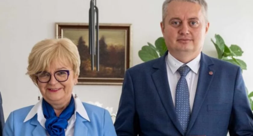 Nominację Tomaszowi Lorencowi – w imieniu premiera Donalda Tuska – wręczyła wojewoda podkarpacka Teresa Kubas-Hul. Fot. PUW Rzeszów
