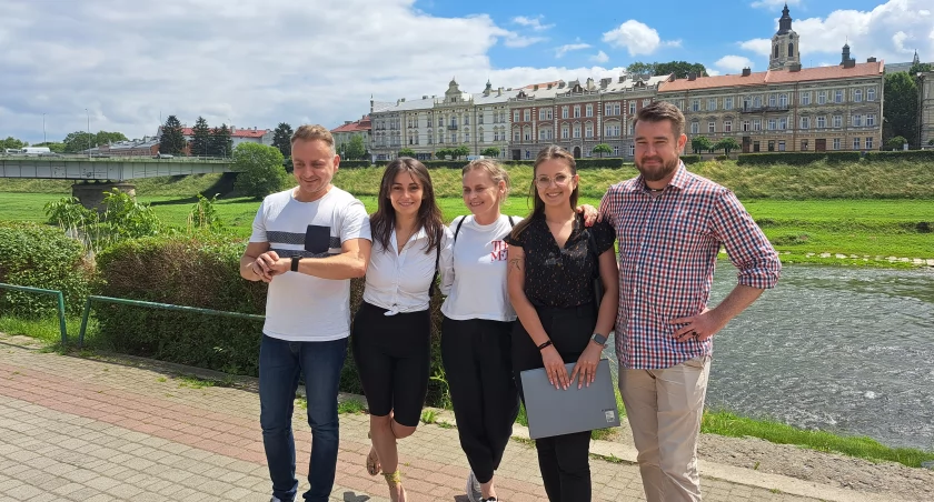 Za startującą w czerwcu oddolną inicjatywą szukania potencjalnych dawców szpiku na terenie Przemyśla stoją (od prawej): przemyślan Arkadiusz Południak, Patrycja Krajewska  – koordynatorka ds. rekrutacji dawców z centrali DKMS w Warszawie, założycielka oraz prezes Fundacji Pani Ani z siedzibą w Krakowie Anna Buchacz, przemyślanka Karolina Szirikjan  –  terapeutka związana z Fundacją Pani Ani i członek rady nadzorczej wspomnianej fundacji Kamil Święch./ FOT. U. Gielo