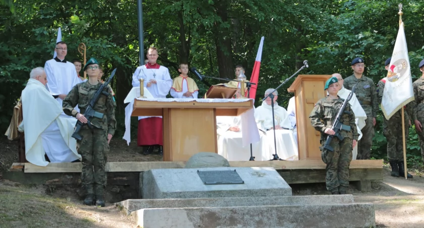 Las w Kidałowicach był w latach 1939 – 1944 miejscem straceń. W zbiorowych mogiłach odnaleziono ciała 70 ofiar zbrodni hitlerowskich. Co roku odbywają się tam okolicznościowe uroczystości. Fot. Starostwo Powiatowe Jarosław