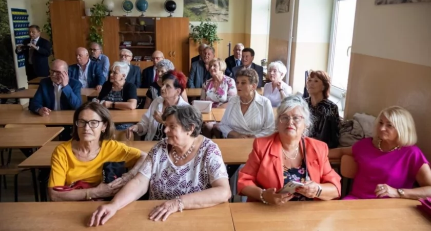 Absolwenci ZSDGiL mieli okazję ponownie zasiąść w szkolnych ławach./ FOT. ZSDGiL 