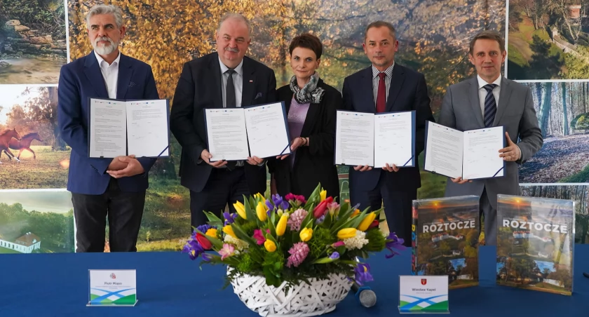 Umowę podpisali: wicemarszałek województwa podkarpackiego, przemyślanin Piotr Pilch, dyrektor Podkarpackiego Zarządu Dróg Wojewódzkich w Rzeszowie Piotr Miąso, wójt gminy Lubaczów Wiesław Kapel oraz wójt gminy Horyniec-Zdrój Robert Serkis. Fot. Urząd Marszałkowski Rzeszów