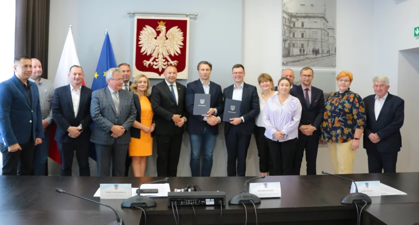 4 czerwca br. doszło do podpisania umowy na wykonawstwo. Inwestycje zrealizuje firma „Strabag” sp. z o.o. z Pruszkowa. Fot. Starostwo Powiatowe w Jarosławiu