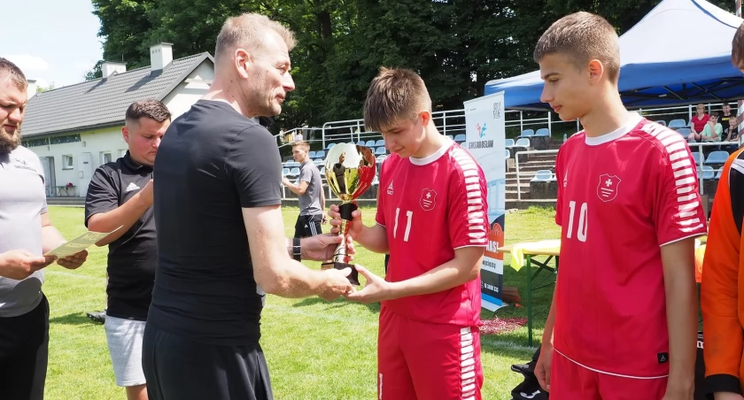 Puchary i dyplomy wręczał sam Bogdan Zając. Fot. Starostwo Powiatowe w Jarosławiu