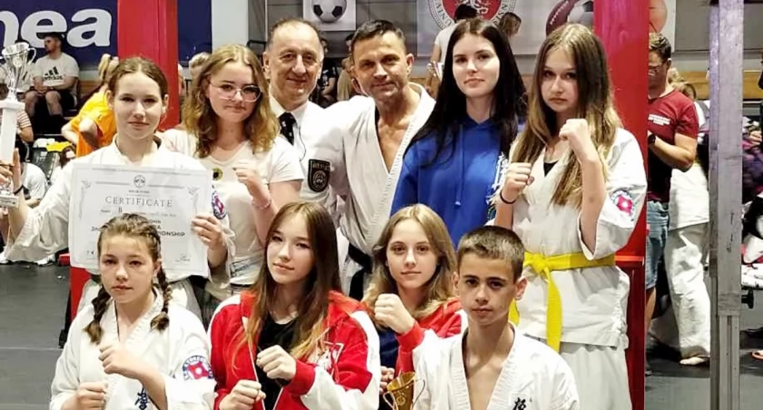 Ekipa IFK „Saiha” Karate Kyokushinkai Przemyśl dołożyła do dorobku Polski trzy medale. W Białymstoku kibicował im przemyślanin, wielokrotny mistrz świata, Europy w karate kyokushin, obecnie mieszkający w USA, Marek Ociesielski (trzeci z prawej w górnym rzędzie). Fot. zbiory własne