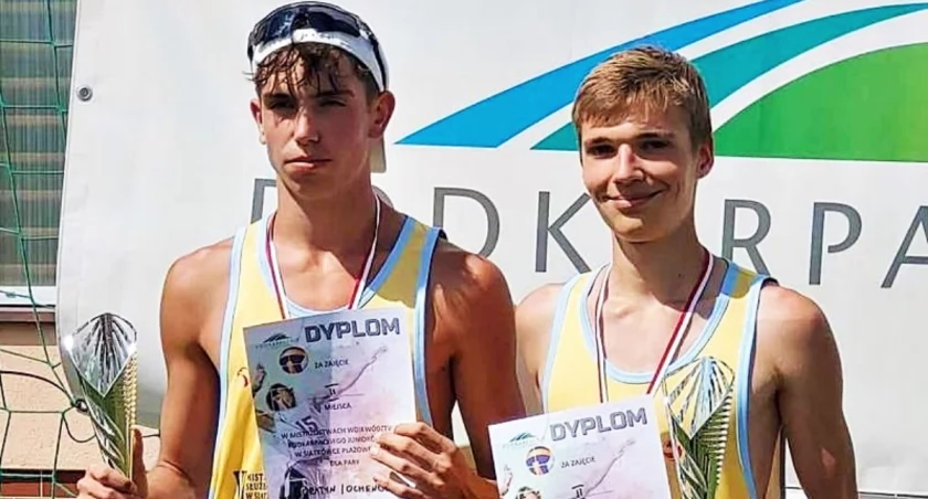 Wicemistrzowie Podkarpacia w siatkówce plażowej juniorów młodszych – Szymon Ochenduszka i Mateusz Boratyn. Fot. zbiory własne