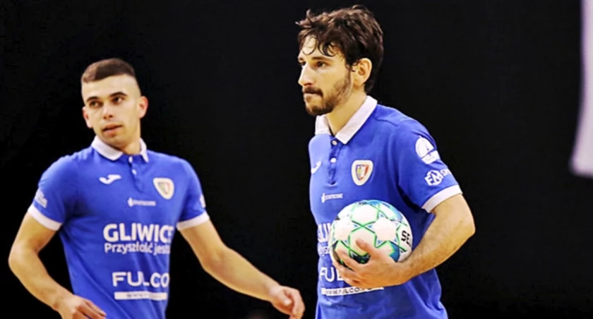 Rafael Cadini (z piłką) w sezonie 2021 – 2022 wybrany został najlepszym obcokrajowcem w FOGO Futsal Ekstraklasie. Fot. Piast Futsal Gliwice
