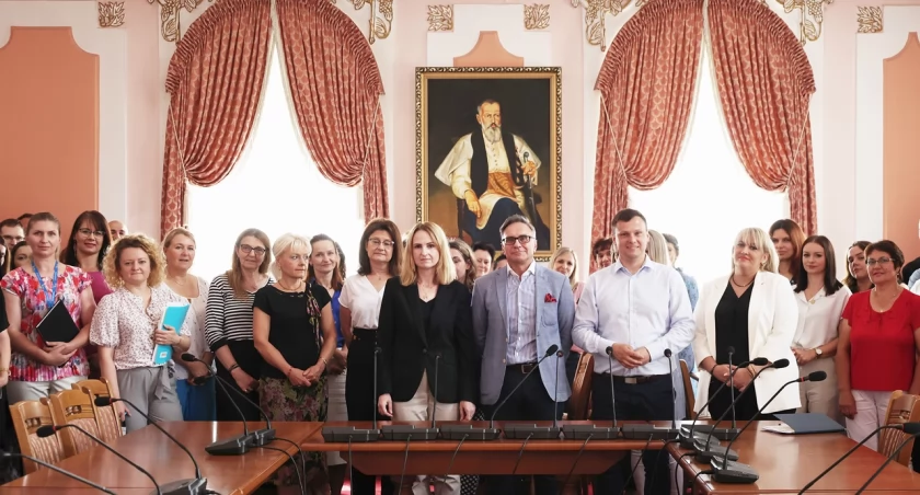 Marian Kwietniowski (na pierwszy planie w środku, z lewej wiceburmistrz Jarosławia Patrycja Lachnik, z prawej burmistrz Marcin Nazarewicz) został nowym sekretarzem miasta Jarosławia. Fot. UM Jarosław