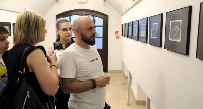 Ukrainka nie kryła wzruszenia, oglądając miejsce, w którym często robiła zakupy./Zdjęcie: Jacek Szwic 