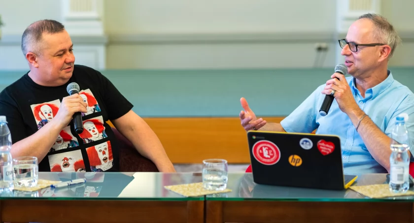 Stefan Darda w rozmowie z red. Hubertem Lewkowiczem zdradził m.in., że już w przyszłym roku ukaże się trzeci tom cyklu powieściowego, którego akcja toczy się w Przemyślu./Zdjęcia: A. Podulka