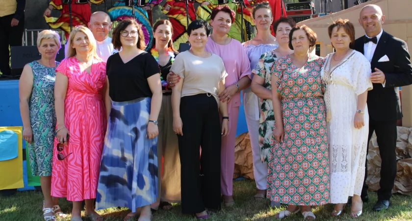Pamiątkowe zdjęcie organizatorów XXI Dnia Rodziny w Leszczawie Dolnej w towarzystwie burmistrz Birczy Anny Szymaszek./Zdjęcia: Stowarzyszenie Przyjaciół Szkoły 