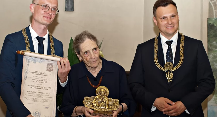 Wręczenia tytułu Honorowego Obywatela Miasta Jarosławia Barbarze Czartoryskiej dokonali burmistrz miasta Marcin Nazarewicz (z prawej) i przewodniczący Rady Miasta Jarosławia Piotr Kozak. Fot. Mariusz Godos