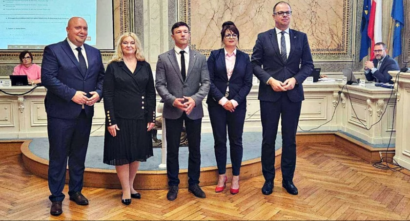 Nowi radni w towarzystwie przewodniczącego Rady Miejskiej w Przemyślu Marcina Kowalskiego (pierwszy z lewej) i prezydenta miasta Wojciecha Bakuna (pierwszy z prawej): Grażyna Stojak (druga z lewej), Paweł Grabas (trzeci z lewej), Monika Jaworska (druga z prawej). Fot. zbiory własne