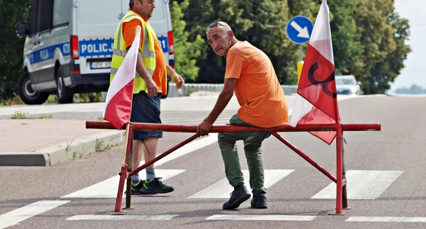 Blokada drogi krajowej nr 77 w Duńkowiczkach trwa już 17 dni. I – jak zapewniają manifestujący – potrwa. Fot. Mariusz Godos