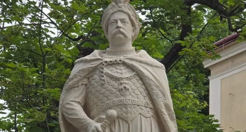 Pomnik króla Jana III Sobieskiego powstał na przemyskim Rynku prawie 140 lat temu. Po pracach remontowo-konserwatorskich odzyskał dawny blask. Fot. UM Przemyśl