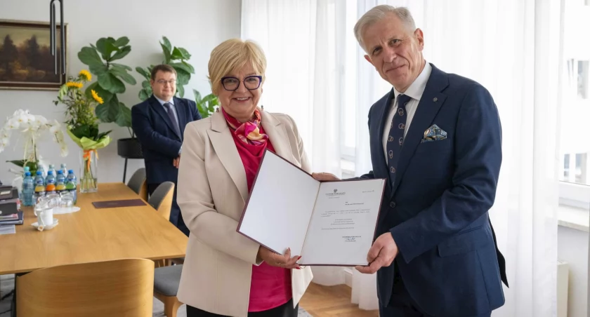 Kierownik Oddziału Chirurgii Naczyniowej w Wojewódzkim Szpitalu im. św. Ojca Pio w Przemyślu lek. med. Piotr Stabiszewski został powołany przez wojewodę podkarpackiego Teresę Kubas-Hul na konsultanta wojewódzkiego w dziedzinie chirurgii naczyniowej. Fot. PUW Rzeszów