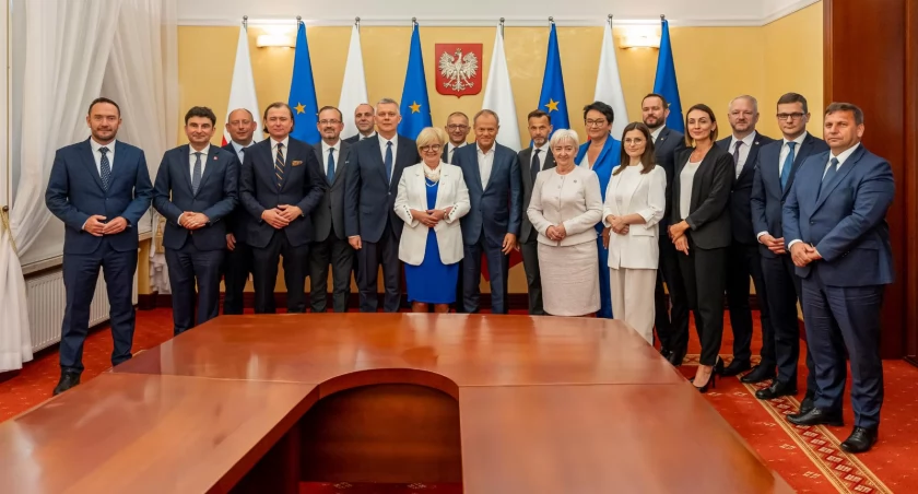 Do spotkania premiera Donalda Tuska oraz ministra spraw wewnętrznych i administracji Tomasza Siemoniaka w wojewodami doszło w Białymstoku. Ósma z lewej wojewoda podkarpacki Teresa Kubas-Hul. Fot. PUW Rzeszów