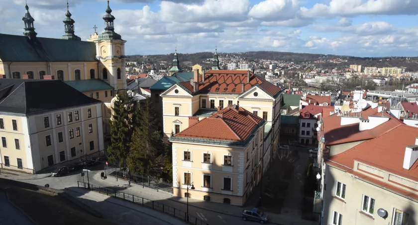 Lokalna młodzież nie widzi swego miejsca w Przemyślu. Co mogłoby sprawić, że zdecydowaliby się jednak związać z nim swoje plany? Młodzi podają konkretne argumenty: lepsza oferta pracy, lepsze zarobki, większy rozwój miasta. / FOT. archiwum