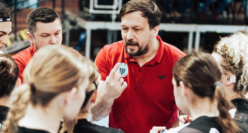 – Mamy kilkuletni pomysł na zespół. Chcemy stworzyć na przyszłym taką ekipę, która powalczy o szóstkę – zdradził trener Handball JKS Michał Kubisztal. Fot. ORLEN Superliga Piłki Ręcznej Kobiet