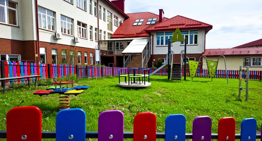 Mieszkańcy Pruchnika wraz ze swoimi pociechami mogą już korzystać z nowego placu zabaw. Miejsce jest kolorowe i przyjazne maluchom./ FOT. UMiG Pruchnik