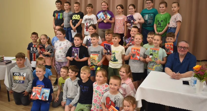 Reakcje i niespodziewane pytania dzieciaków skierowane do autora literatury dziecięcej Marcina Pałasza były bezcenne./ FOT. GBP w Krzywczy