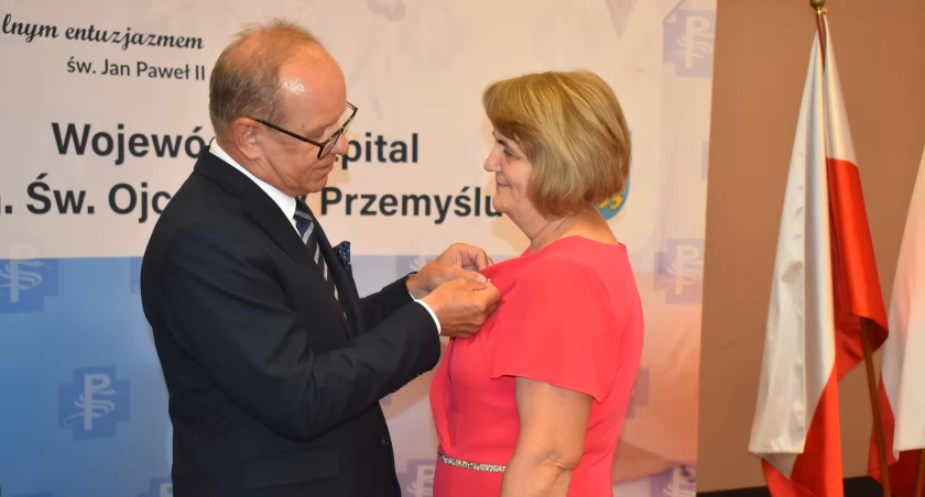 Odznaczenia przyznane pracownikom szpitala są uznaniem za przepracowane lata i podkreśleniem wartości, jakie wnoszą oni do życia publicznego i zdrowotnego, dbając o najwyższe standardy opieki./ FOT. WSzwP
