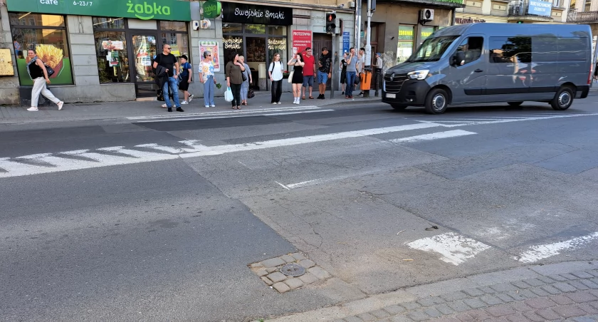 W mieście jest sporo lokalizacji, gdzie oznakowanie poziome jezdni jest bardzo słabo widoczne. Nie odświeżano go w ubiegłym roku, więc w tym taki zabieg wydaje się koniecznością./ FOT. U. Gielo