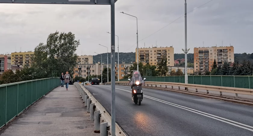 Start robót na moście im. R. Siwca to prawdopodobnie kwestia jesieni. W warunkach przetargowych ZDM postawił warunek, aby wykonawca tak zaplanował prace, by utrzymać ruch jednostronny, wahadłowy./ FOT. U. Gielo