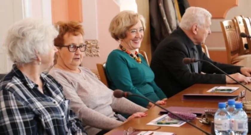 Jarosławska Rada Seniorów kadencji 2017-2021 zakończyła swoje działania, ale wygląda na to, że nie będzie mieć kontynuacji. Jak poinformował jarosławski ratusz, 5 kandydatur spełniających wymogi prawne dla kandydatów na członków takiego organu to za mało, by powołać skład na kadencję 2022-2026. / FOT. archiwum UM Jarosław