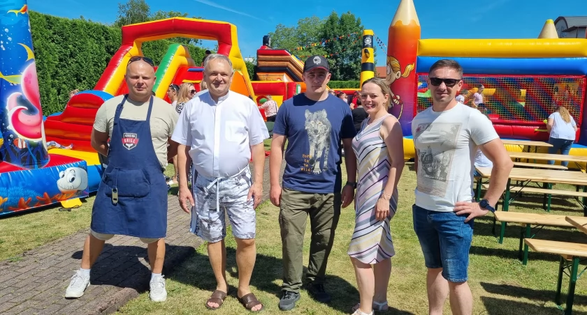 Nad całością obok księdza proboszcza czuwał ks. Tomasz Kij, wikary na Błoniach, kapelan WOT. W organizację mocno zaangażowali się: Katarzyna Banaszczyk, Piotr Kubas, Marcin Maciołek, parafialny zespół Akcji Katolickiej, Parafialny Zespół Charytatywny oraz parafianie./Zdjęcia: Artur Wilgucki