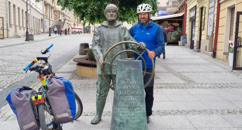Sławomir Bugajczyk trasę Gdynia – Przemyśl (944 km) zakończył pod obeliskiem kapitana Henryka Jaskuły na ulicy Franciszkańskiej. Przemyśl, 13.06.2024./Zdjęcie: ZW