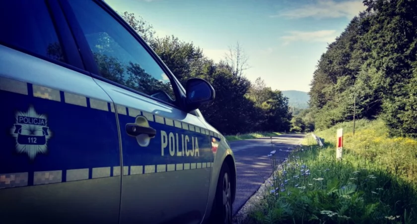 FOT. Po ujawnieniu ciała na miejscu czynności dochodzeniowo-śledcze przeprowadzili policjanci pod nadzorem prokuratora. Wykonano oględziny i dokumentację fotograficzną, zabezpieczono również ślady (zdjęcie ilustracyjne).