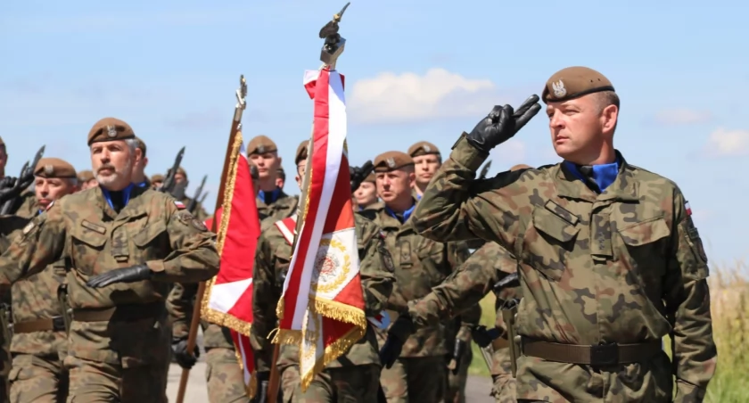 Słowa roty przysięgi wojskowej wypowiedziało 35 ochotników. W wyjątkowej scenerii, przed Krzyżem Zawierzenia na Zniesieniu. Fot. 20 PBOT