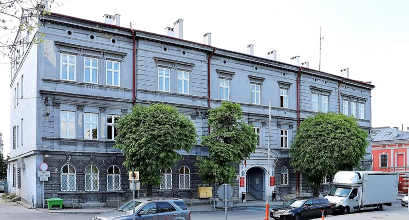 W budynku urzędu miasta przy ul. Wodnej 11, w którym mieści się m.in. wydział komunikacji, wybudowana zostanie zewnętrzna winda, która zapewni dostęp do wszystkich pięter. Fot. zbiory własne