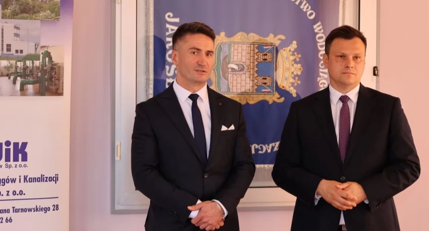 20 czerwca na spotkaniu z mediami w siedzibie PWiK przy ul. Tarnowskiego burmistrz Marcin Nazarewicz przedstawił nowego prezesa Przedsiębiorstwa Wodociągów i Kanalizacji w Jarosławiu. Został nim jarosławianin Piotr Kuchta. / FOT. I. Kmiecik