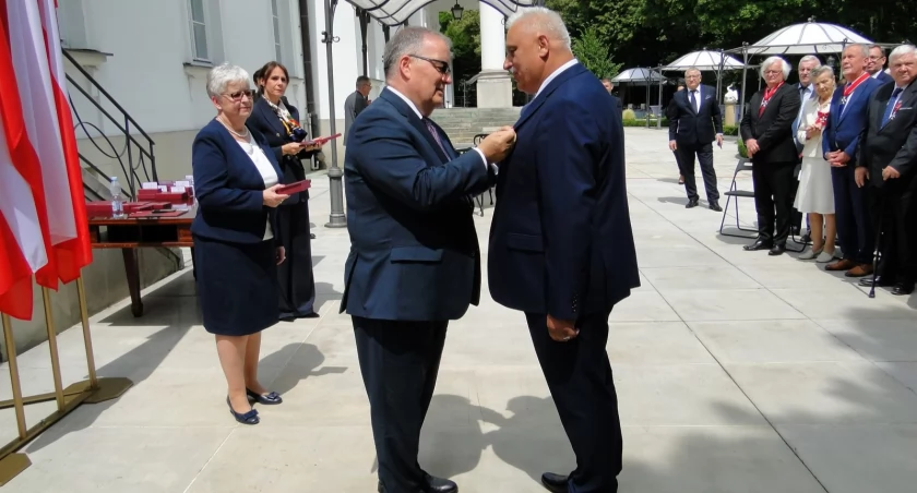 Prezes zarządu Oddziału Rejonowego Polskiego Czerwonego Krzyża w Jarosławiu Jan Potoniec otrzymał Krzyż Kawalerski Orderu Odrodzenia Polski. Fot. Adam Porwoł