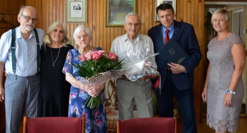 Państwo Joanna i Józef Mikutrowie z okazji jubileuszu przyjęli u siebie w domu burmistrza Lubaczowa Krzysztofa Szpyta i kierownik Urzędu Stanu Cywilnego Annę Gorzelnik. Był czas na wspominki, pełne ciekawych historii i anegdot./ FOT. UM Lubaczów