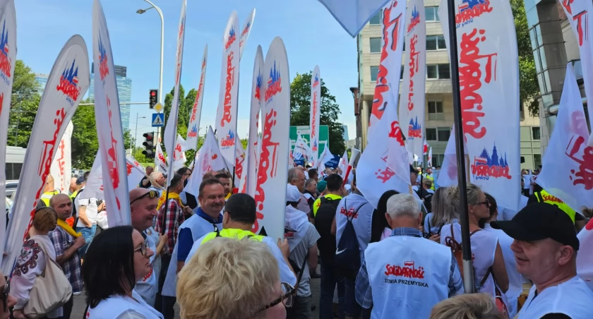 19 czerwca br. pracownicy wysłani na tzw. postojowe udali się do Warszawy, pod siedzibę spółki PKP Cargo. Niestety, p.o. prezesa PKP Cargo SA Marcin Wojewódka nie znalazł dla nich czasu. Fot. zbiory własne