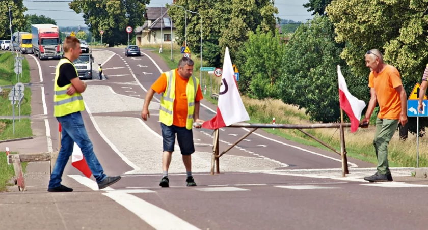 19 czerwca br. protest musieli zakończyć. Decyzję o cofnięciu pozwolenia na zgromadzenie wręczył im zastępca wójta gminy Orły Mariusz Król. Na drodze krajowej nr 77 przywrócony został normalny ruch pojazdów. Fpt. Mariusz Godos