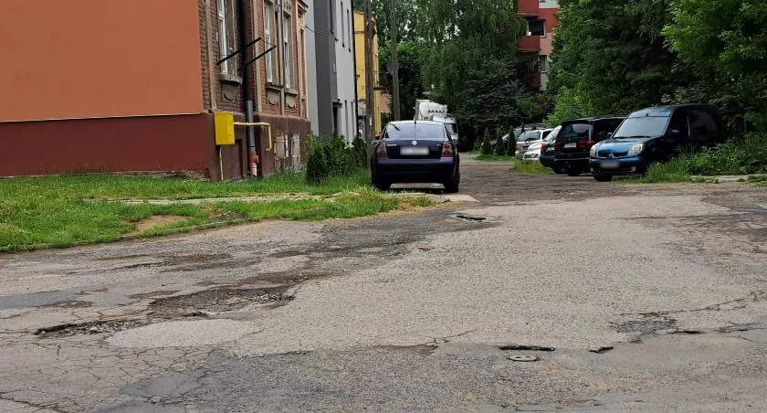 Początkowy odcinek ulicy Dekerta jest asfaltowy, ale pojawiły się w nim ubytki. Dalej asfaltu w ogóle nie ma. Nie brakuje za to dziur, a po deszczu robi się błoto, zaś w ubytkach stoi woda./ FOT. U. Gielo