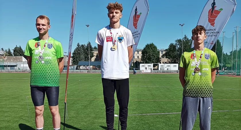 Skoczek wzwyż Patryk Panyło na najwyższym stopniu podium. Fot. zbiory własne