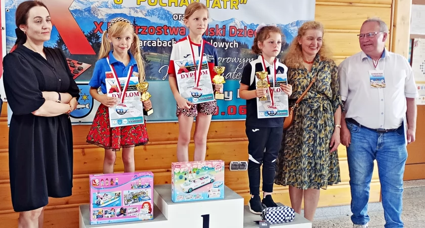 Mistrzyni Polski dziewcząt w kategorii do lat 8 Barbara Szutka z MUKS Libero Basznia Dolna (trzecia z lewej). Fot. zbiory własne