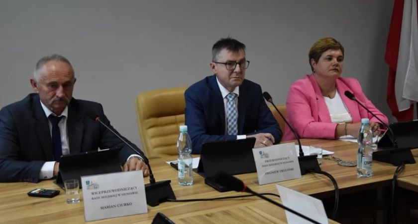 – Panie burmistrzu, przed panem trudne zadanie. Mam nadzieję, że uda się panu utrzymać stabilność finansową samorządu i realizować zaplanowane cele – zwrócił się na sesji absolutoryjnej do burmistrza Witolda Mrozka przewodniczący rady Z. Zwoliński./ FOT. UMiG Sieniawa