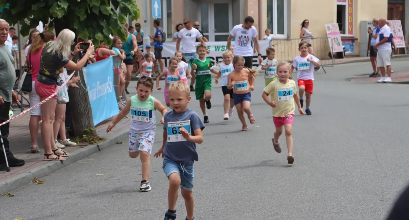 Kiedy dano sygnał do startu, na swój dystans wyruszyli biegacze pogrupowani w kategorie wiekowe. Także najmłodsi./ FOT. GOKSiT
