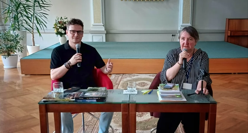 Piotr Chuda to autor książek i tomików poetyckich, który mieszka i tworzy w Przemyślu. W maju ukazała się jego najnowsza literacka pozycja pod tytułem „Starodzieje”. Tej i wszystkich dotychczasowych publikacji autora poświęcone zostało niedawne spotkanie z czytelnikami w Przemyskiej Bibliotece Publicznej im. I. Krasickiego./ FOT. ZW