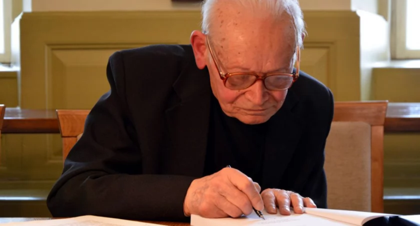 Ks. prof. Tadeusz Śliwa podpisuje jedną ze swych książek na spotkaniu autorskim./ks.Piotr Czarniecki